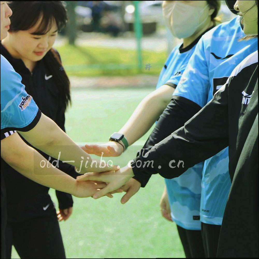 俯拍整理好的截图打印件、便签与一支笔，光线偏暖